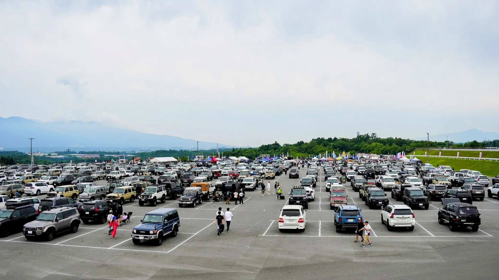 1,420 Land Cruisers gathered