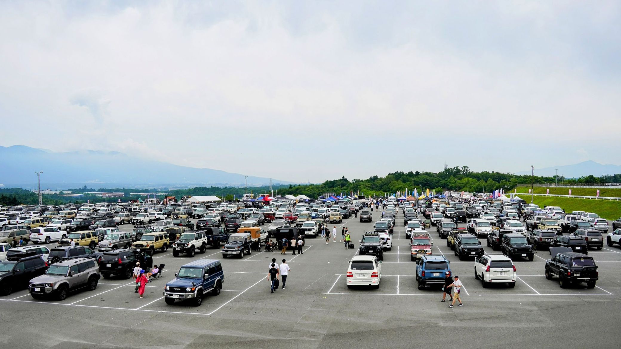 1,420 Land Cruisers gathered