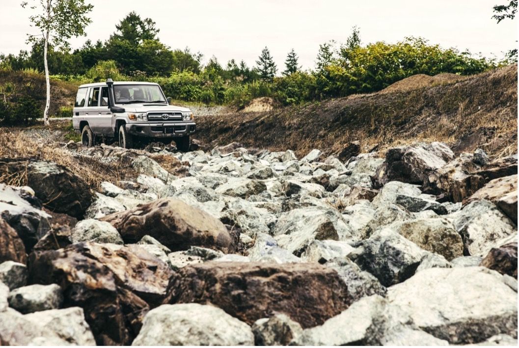 The completed rock road, which has four areas according to the size of the rocks. The ability to drive all areas without trouble is required for a Land Cruiser.