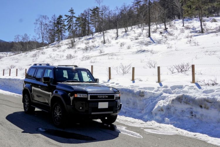 【Day 2】 Embracing the Silver World — Snowshoe Trekking in Silence with the Land Cruiser