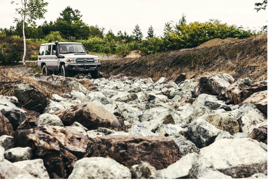 The completed rock road, which has four areas according to the size of the rocks. The ability to drive all areas without trouble is required for a Land Cruiser.